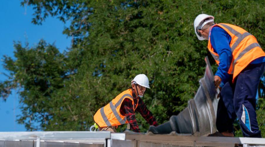 Professional gutter cleaning in Browning, IL